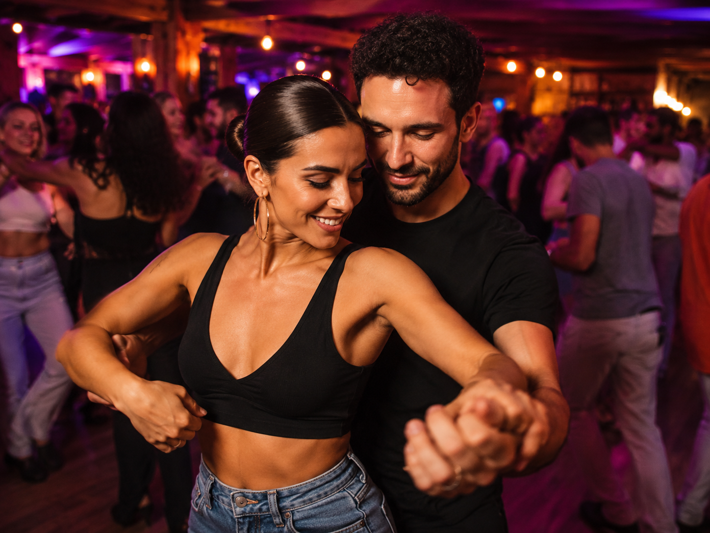 Coppia che balla durante una serata latina