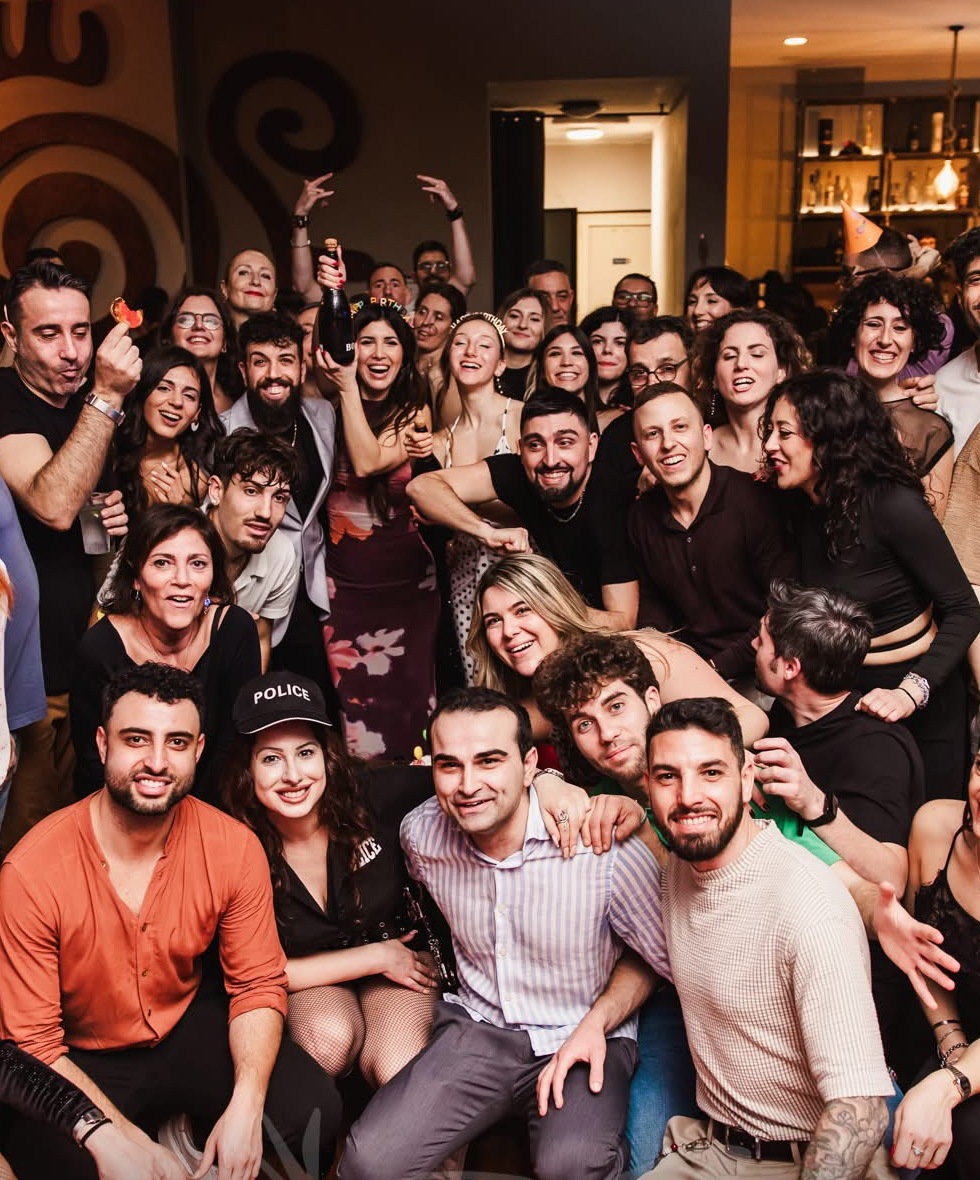 Foto di gruppo della community Mamborico durante una serata